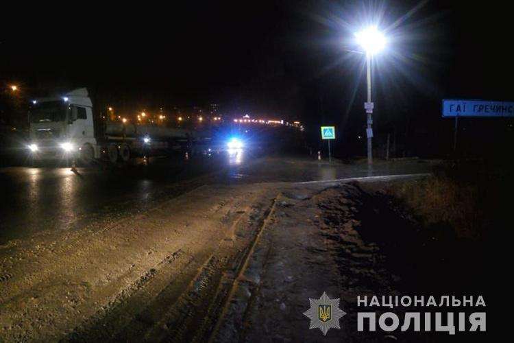 На Тернопільщині за минулу добу двоє людей потрапили під колеса авто