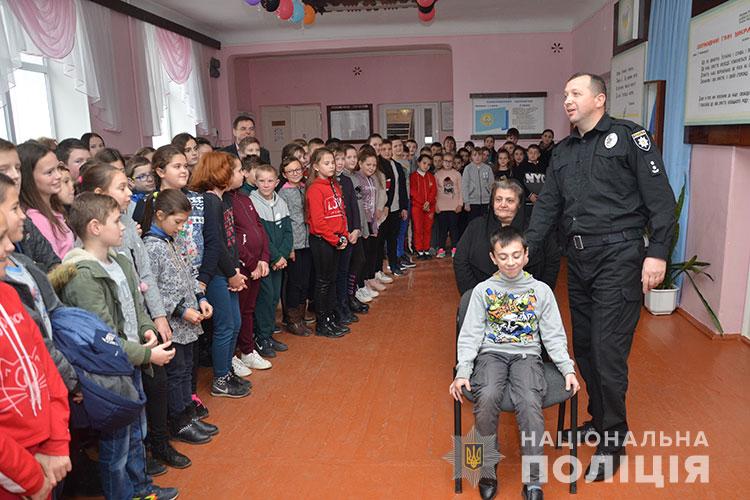 На Тернопільщині працівники поліції навчали школярів правил безпеки на дорозі (ФОТО)