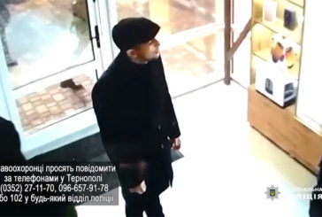 На камери спостереження потрапив викрадач Iphone 7 з крамниці у Тернополі (ВІДЕО)
