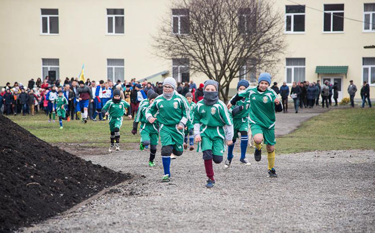 У Коцюбинцях на Тернопільщині відкрили новий футбольний майданчик зі штучним покриттям (ФОТО)