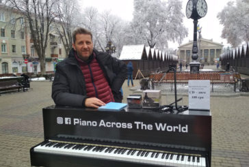 У Тернополі грав вуличний піаніст, який виступав у понад 300 містах світу (ФОТО)