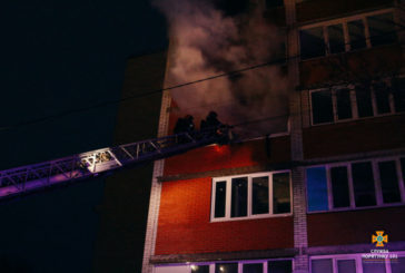 У Тернополі горіла квартира у багатоповерхівці, її власник вистрибнув з вікна третього поверху, евакуйовували 42 людей (ФОТО, ВІДЕО)