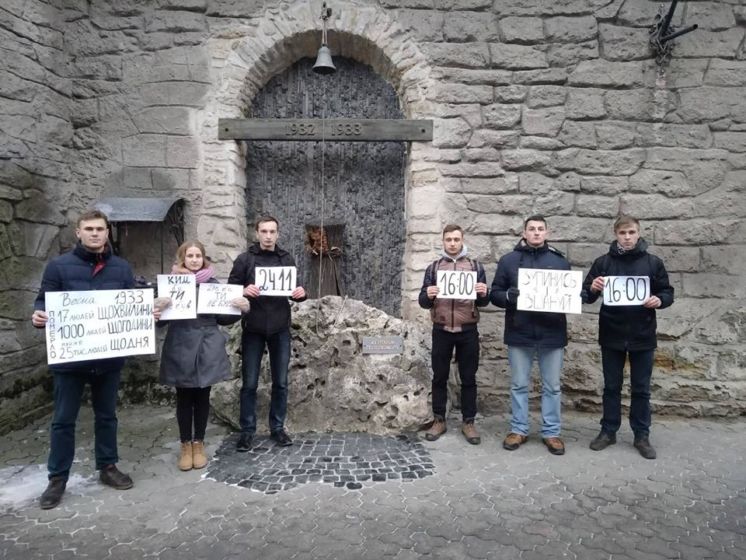 Тернополяни провели флешмоб «Зупинись, щоб вшанувати!» до роковин Голодомору (ФОТО)