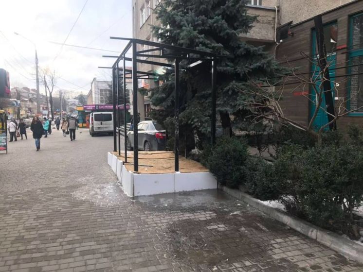 У Тернополі, на Острозького, власникам радять демонтувати незаконні кіоски самостійно, інакше це зроблять за них (ФОТО)