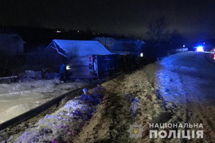 Чому на Теребовлянщині перекинулася вантажівка, встановить слідство (ФОТО)