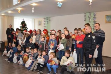 Тернопільські поліцейські завітали до підшефних з нагоди свята Святого Миколая (ФОТО)