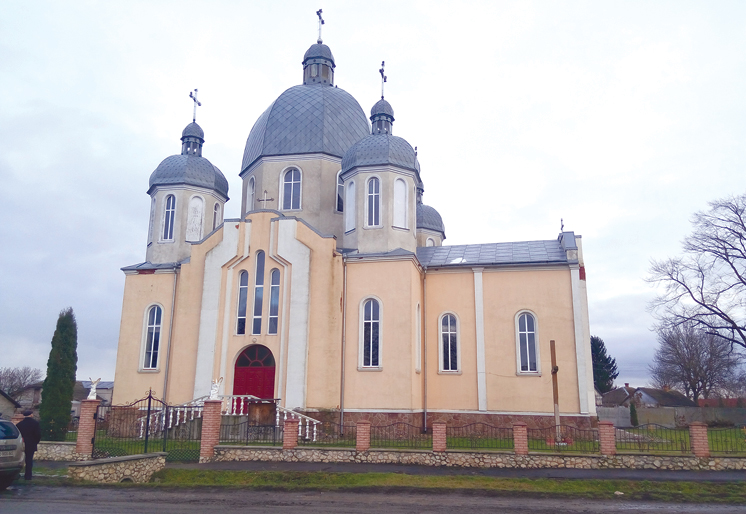 Церква у Плотичі вабить красою: на Тернопільщині люди спільними зусиллями впорядковують свій храм (ФОТО)