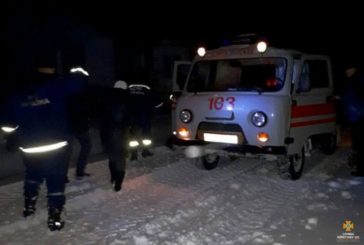 Тернопільські рятувальники і вдень, і вночі звільняли машини й автобуси зі снігового «полону» та допомагали «швидкій» (ФОТО)