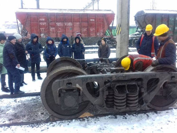 «Професійна» екскурсія: школярі побували у вагонному депо «Тернопіль» (ФОТО)