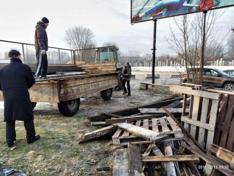 У Тернополі демонтували ще один літній майданчик і вивезли на сміттєзвалище (ФОТО)