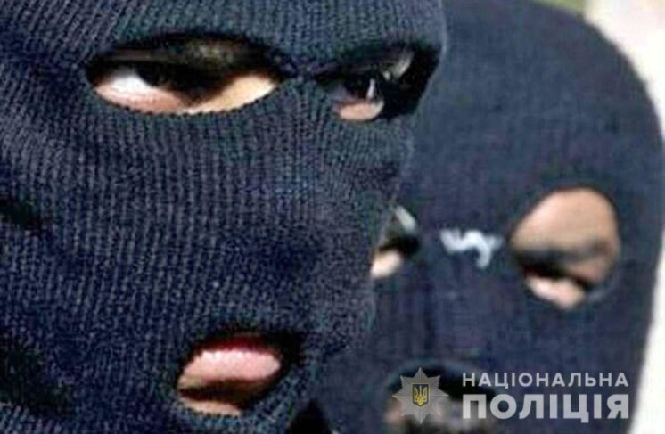 Правоохоронці Тернопільщини розшукують банду грабіжників, які напали на жителя Скалата викрали його сейф та автомобіль