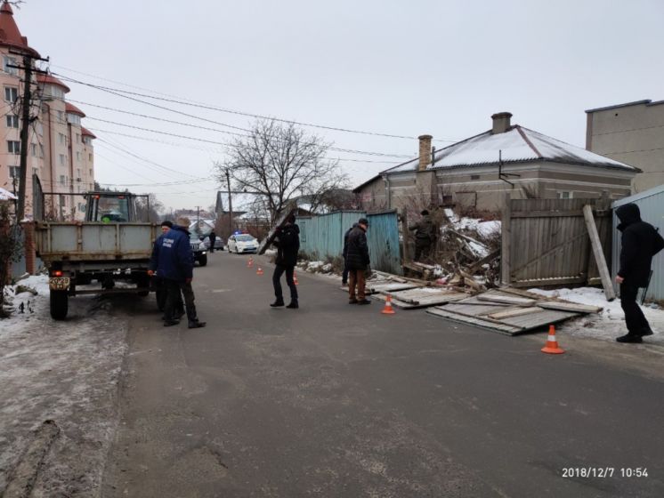 У Тернополі демонтували 25 метрів незаконного паркану (ФОТО)