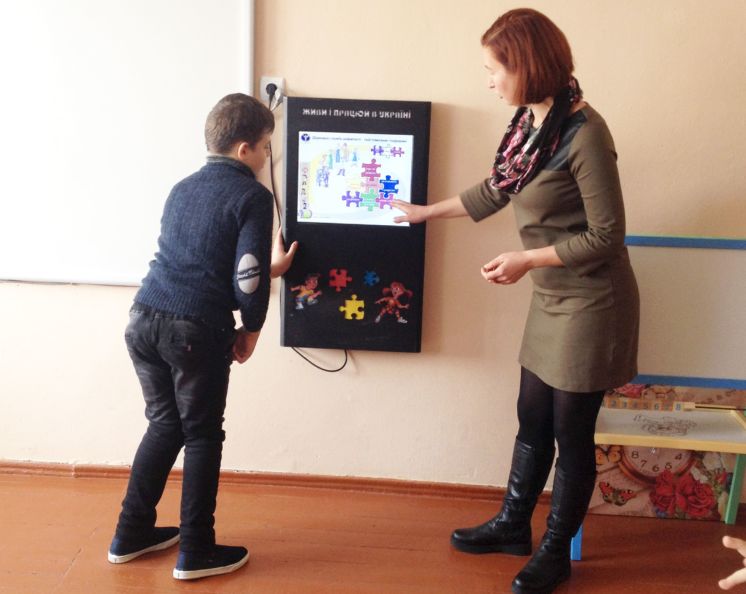 Діти інклюзивно-ресурсного центру в Шумську познайомились з «електронним консультантом» (ФОТО)