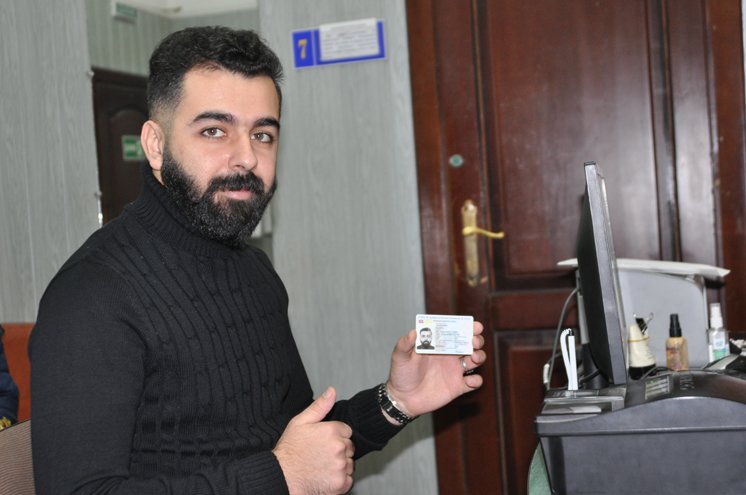Громадянин Іраку Авс Абдуламір Алван одним із перших у Тернополі отримав ID-посвідку (ФОТО)