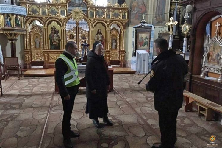 На Тернопільщині напередодні різдвяних свят рятувальники та поліцейські обстежують храми (ФОТО)