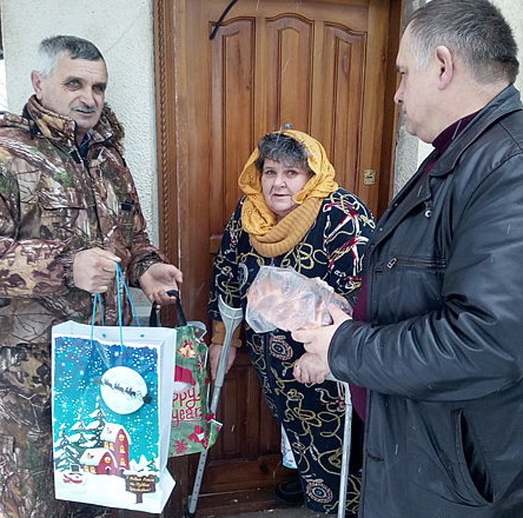 Бережанські лісівники напередодні Різдва відвідали матір загиблого воїна АТО Ростислава Якубика