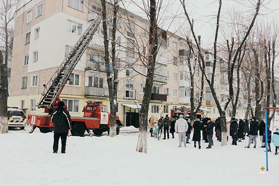 У Тернополі виникла пожежа в багатоквартирному будинку: людей довелося евакуювати (ФОТО)