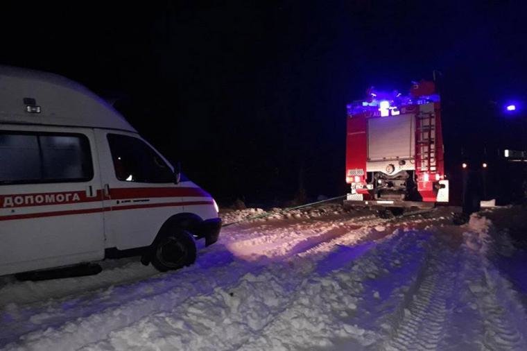 Тернопільські рятувальники звільнили зі снігового «полону» швидку допомогу, яка їхала на виклик до важкохворого