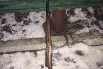 Кременецькі поліцейські затримали жителя райцентру з краденою вогнепальною зброєю