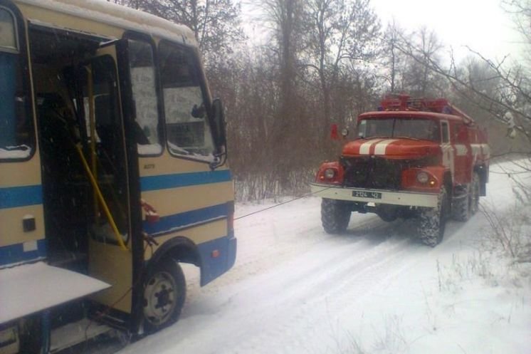 На Тернопільщині рятувальники витагали рейсовий автобус з снігових заметів