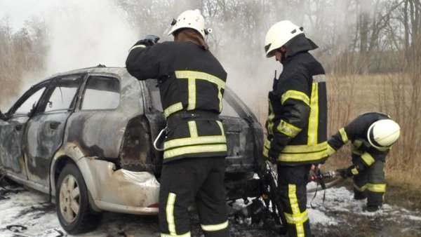 У Збаражі пожежники рятували від вогню іномарку