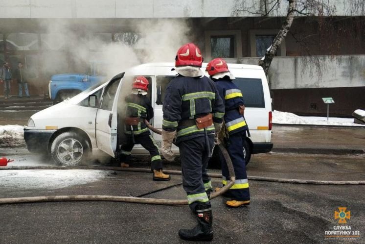 У Тернополі внаслідок короткого замикання загорівся автомобіль (ФОТО)