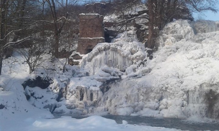 Бурульки – довжиною в 16 метрів… На Тернопільщині замерз найбільший рівнинний водоспад – мандрівники діляться дивовижними фото