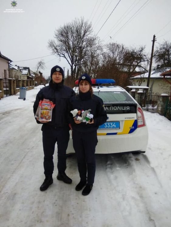 Тернопільські поліцейські влаштували різдвяну казку для дітей (фото)