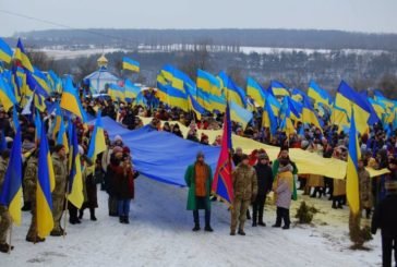 Рекордне єднання: на мості через Збруч зібрали три тисячі українських прапорів