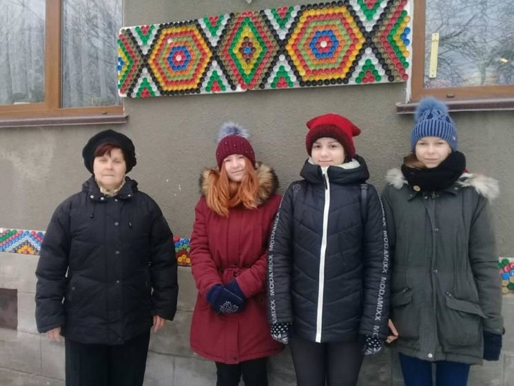 Містечко Збараж на Тернопільщині прикрашають кольоровими корками від пляшок (ФОТО)
