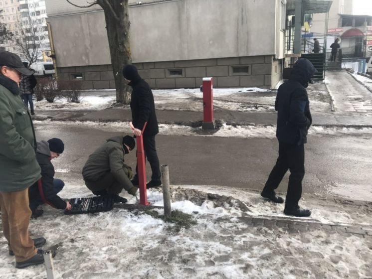 У Тернополі, на вулиці Київській, демонтували незаконний шлагбаум