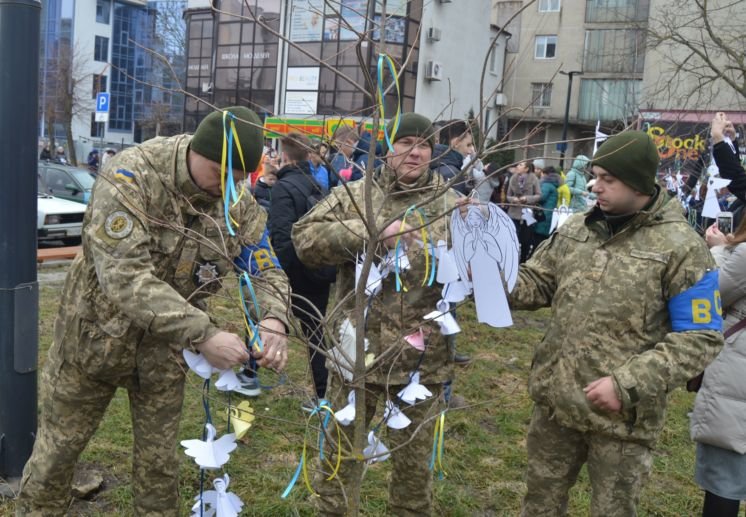 У Тернополі військовослужбовці ЗСУ вшанували Героїв Небесної Сотні акцією «Ангели пам’яті» (ФОТО)
