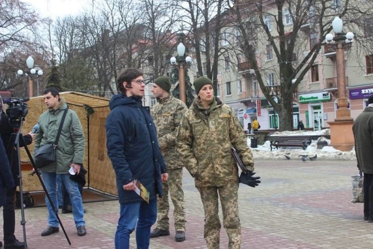 Жителям Тернопільщини розповідають про престиж військової служби за контрактом (ФОТО)