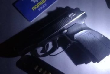 Тернопільські патрульні знайшли у водія під дією «дурману» зброю, набої, підроблене посвідчення поліцейського, наркоту (ФОТО)