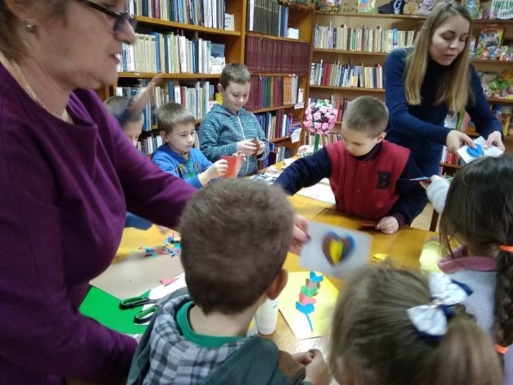 У Кременецькій міській бібліотеці для дітей – майстер-клас до Дня святого Валентина (ФОТО)