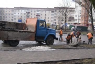 У Тернополі шляховики «борються» з глибокими вибоїнами на дорогах, які утворилися взимку