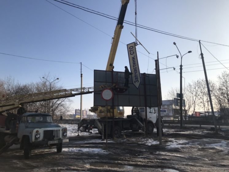 У Тернополі, на «БАМі», демонтували незаконний біл-борд (ФОТО)