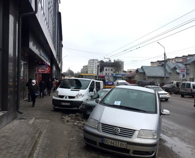 У Тернополі інспектори виписали більше 30 постанов за порушення правил паркування