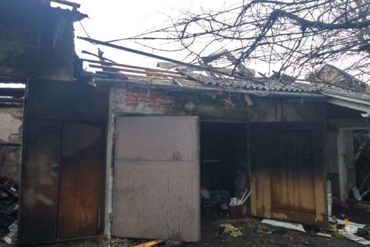 У селищі поблизу Тернополя згорів гараж, машина, мотоблок та інші речі (ФОТО)