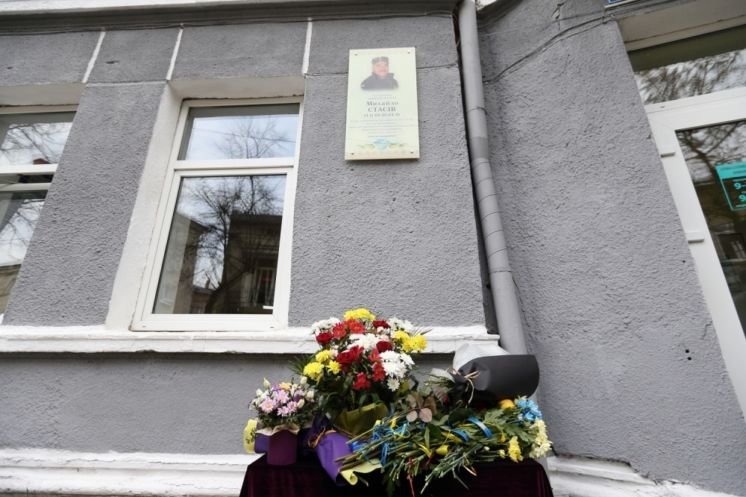 У Тернополі відкрили меморіальну дошку учаснику АТО, почесному громадянину міста, лікарю Михайлу Стасіву (ФОТО)