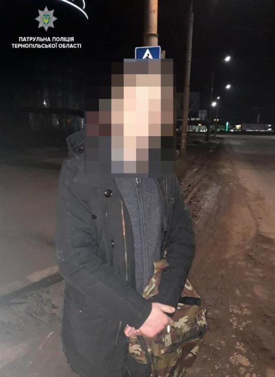 Тернопільським патрульним на вулиці 15 Квітня попався молодик з наркотою (ФОТО)