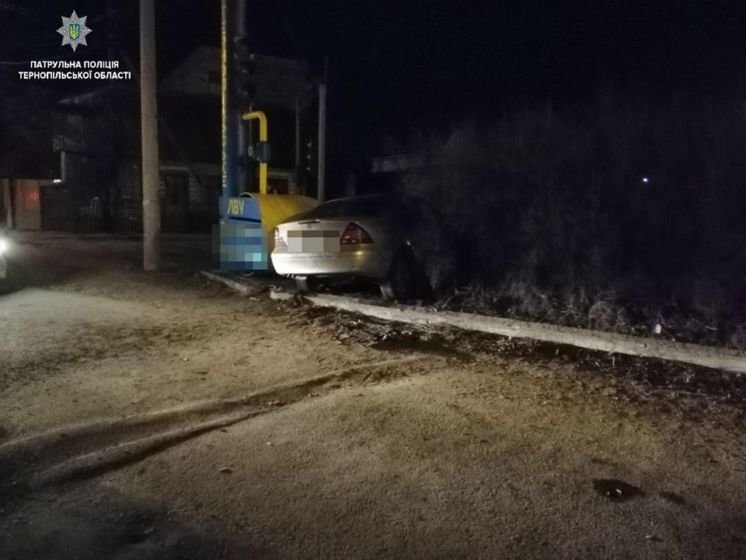 У Тернополі п’яний водій «припаркувався» на своєму «мерсі» в кущах (ФОТО)
