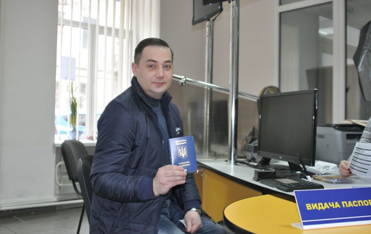 У ЦНАПі Тернополя видали перший паспорт (ФОТО)