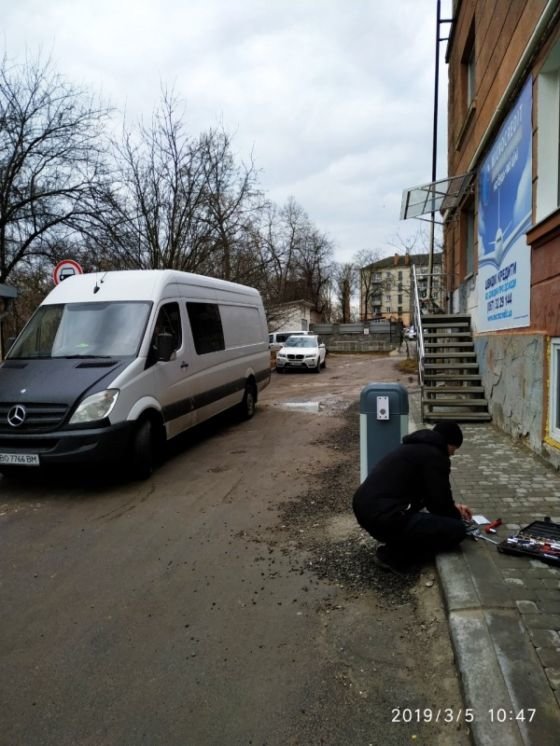 На одній з вулиць Тернополя демонтували незаконно встановлений шлагбаум (ФОТО)