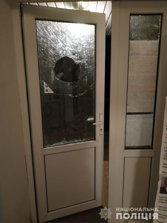 Двоє жителів Тернопільщини розбивши вікно дверей намагалися потрапити до виборчої дільниці після її закриття