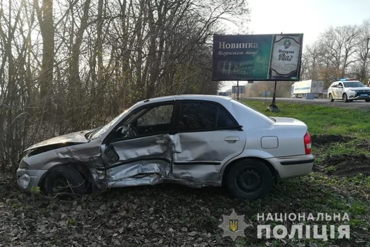 ДТП поблизу Тернополя: водій Мазди з переломами потрапив до лікарні (ФОТО)