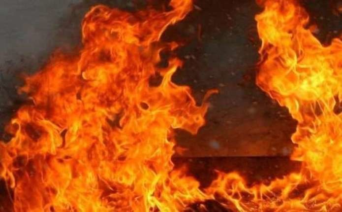 Уночі в Тернополі хтось підпалив сміттєві контейнери: вогонь пошкодив автомобілі