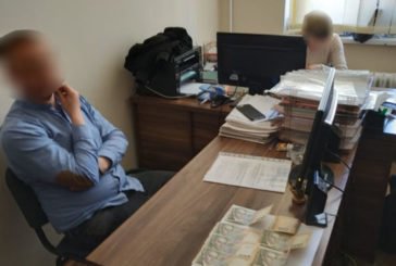 Начальник відділу однієї з міських рад Тернопільщини попався на хабарі (ФОТО)
