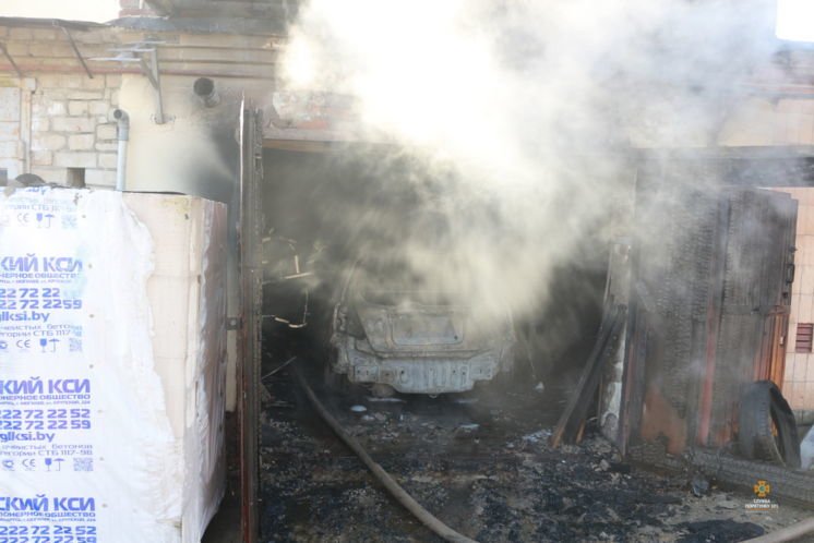 У Тернополі в гаражі згоріло авто (ФОТО)