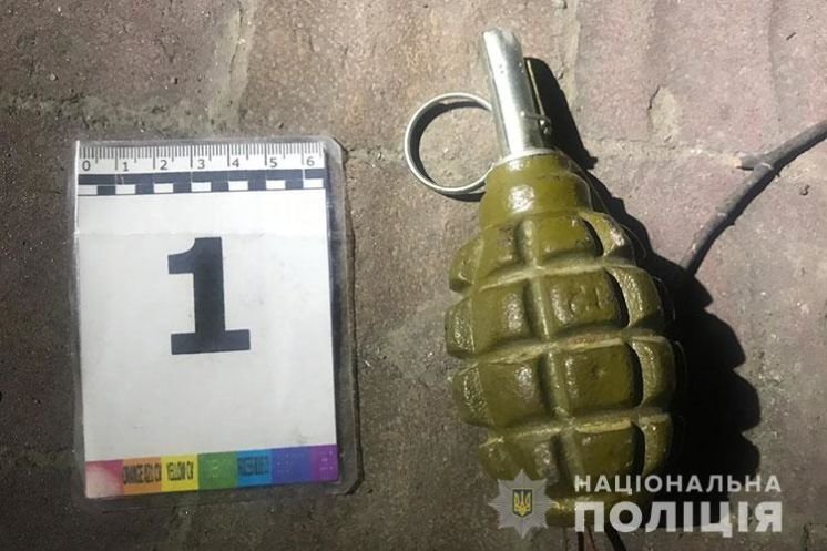 У Тернополі поблизу дитячого майданчика перехожі виявили предмет, схожий на гранату